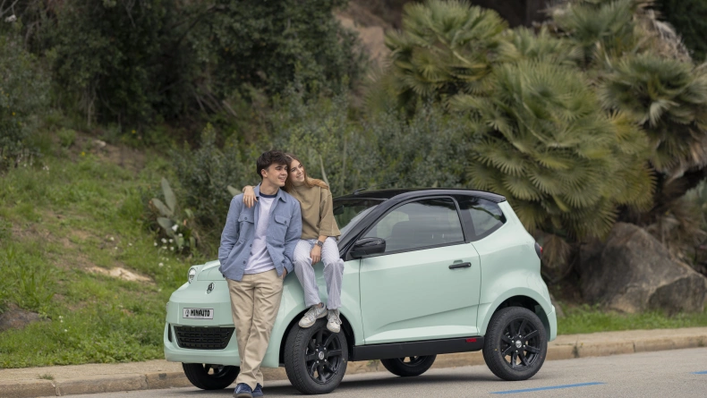 Automobiliai, kuriems vairuoti nereikia vairuotojo pažymėjimo, AIXAM e Minauto EBS06264 - Vert.jpg