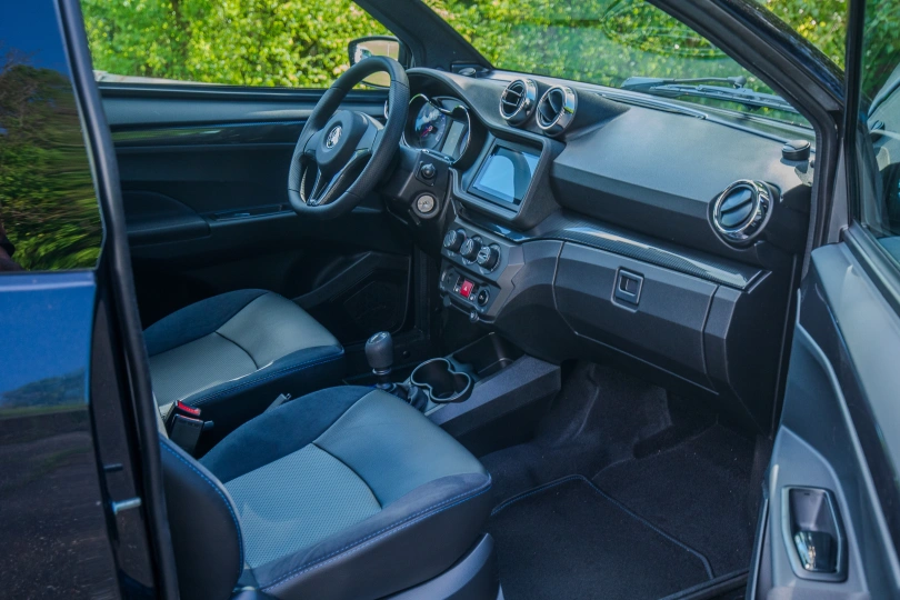 Automobiliai, kuriems vairuoti nereikia vairuotojo pažymėjimo, AIXAM Coup&eacute; CUTGTI_INTE_BLK_JPG.jpg