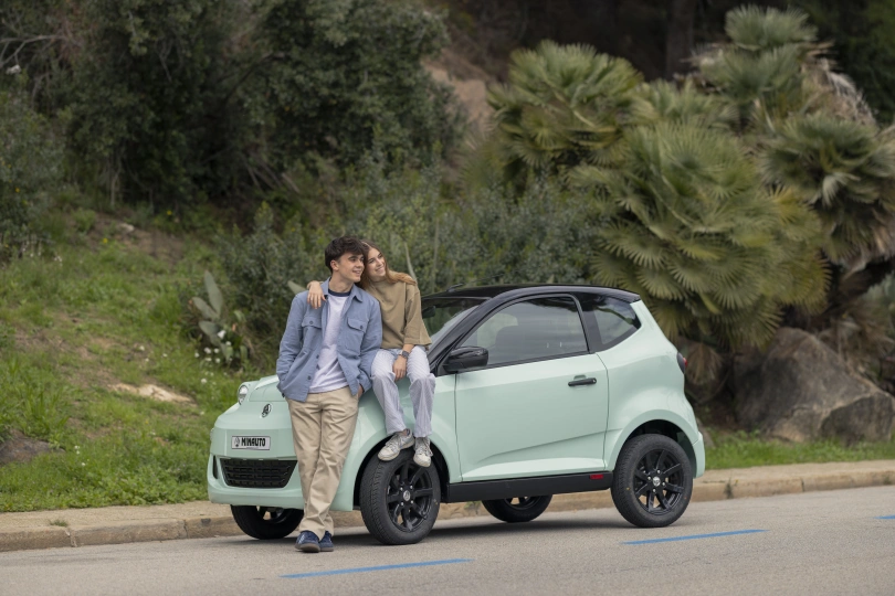 Automobiliai, kuriems vairuoti nereikia vairuotojo pažymėjimo, AIXAM e Minauto EBS06264 - Vert.jpg