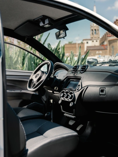 Automobiliai, kuriems vairuoti nereikia vairuotojo pažymėjimo, AIXAM e Minauto SITU_EMULTIM_BLA_PNG (9).jpg