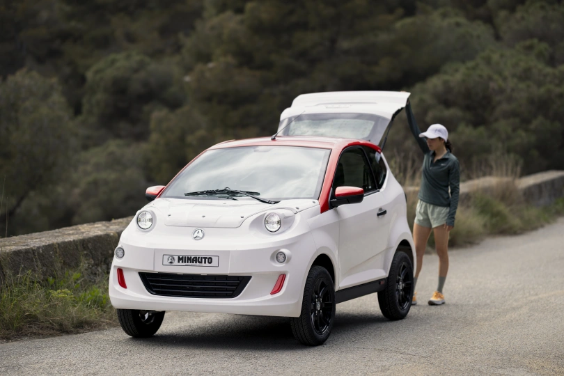 Automobiliai, kuriems vairuoti nereikia vairuotojo pažymėjimo, AIXAM e Minauto EMINCH_34AV_BLA_JPG (5).jpg